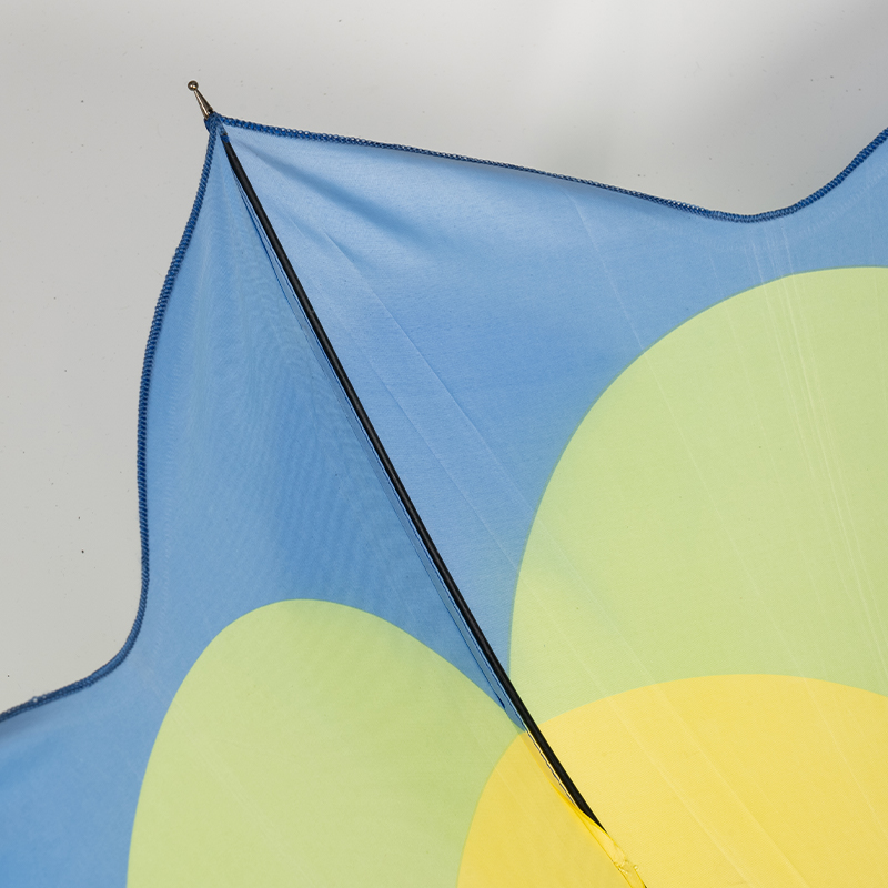 Flower-Shaped Gift Umbrella With Petal Edge
